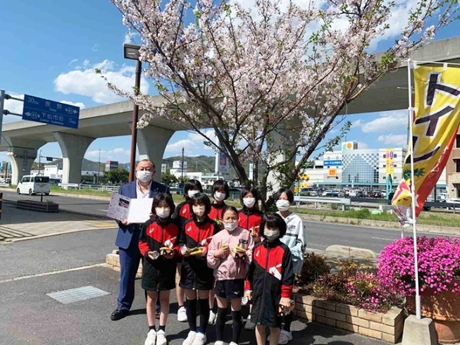 店舗前の桜の前にて。「大会開催のお礼に桜木バレーボールスポーツ少年団の子供たちが来店されました！」