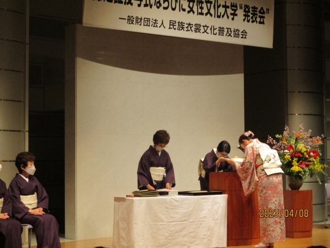 留袖自装の「上級講師」認定を受けました「着付け教室の認定式と生徒さん達の発表会が「東京ウイメンズプラザホール」でありました。舞台発表の為にいっぱいお稽古をして、頑張りました。」