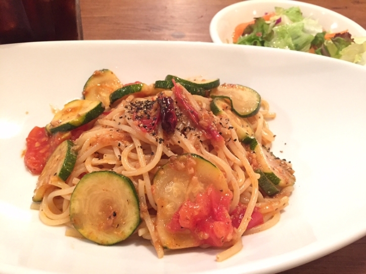 ［本日のパスタ］ズッキーニとフレッシュトマトのアーリオオーリオ