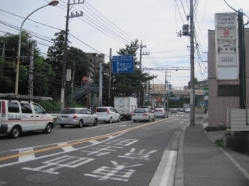 歩道橋のあたりまで行けば、なんとかなるさ！