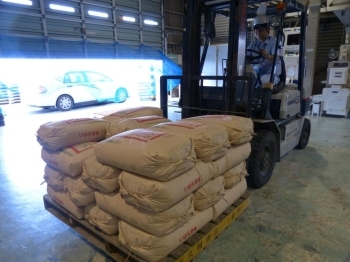 精米したお米は一時倉庫内で保管され、配送を待ちます。