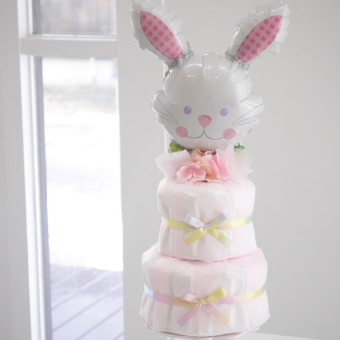 出産祝いにウサギのおむつケーキをプレゼント「女の子ベビーへの出産祝いにうさぎのおむつケーキをプレゼント 出雲市姫原 バルーン おむつケーキ 誕生日 飾り付け」
