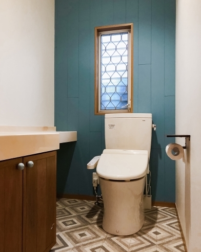 トイレ内装施工例「西宮市トイレ内装事例｜アクセントカラーと板張りでオシャレ空間」