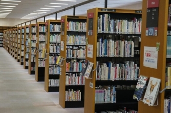 2階一般図書コーナー。<br>蔵書数は区内一の412,000冊以上。