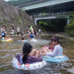 「沢のプール」と「水のすべり台」開始しました！