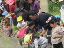 田植えで泥んこ