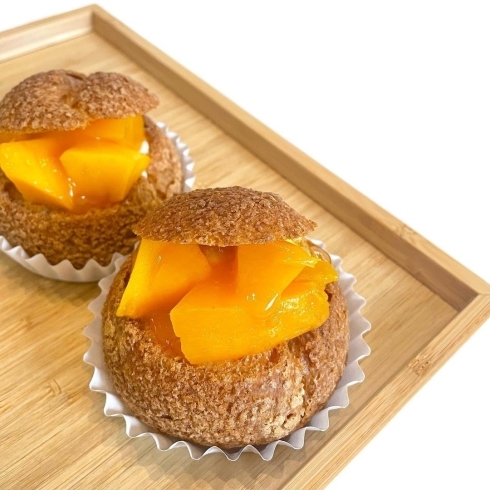 「『マンゴーシュー』人気商品のクッキーシューに、宮崎県産の完熟マンゴーをふんだんにつかい、仕上げにマンゴーソースをかけています！」