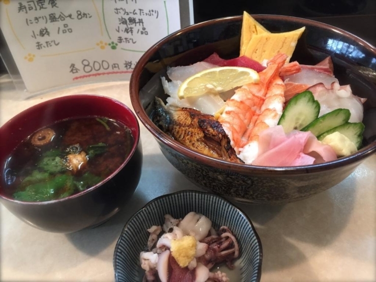 海鮮丼です。<br>小鉢と赤だしも付いて８００円（税抜き）は満足感大です。