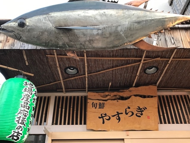 店出入口の上の所。マグロオブジェ気づいてましたか？「明日28日(水）より営業再開します。29日(木）は、昼夜ともに営業します！」