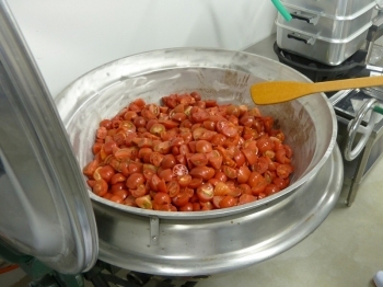 粗く刻んだ完熟トマトを大鍋で煮込んでいきます。