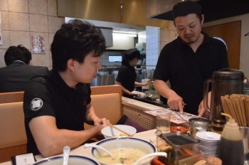 試食会の様子。打ち合わせに真剣な2人。