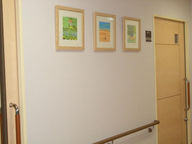 「彩りが艶やか！　明るく素敵な絵画です！！　　高住センターから、廊下に絵画を展示されている老人ホーム見学情報です。」