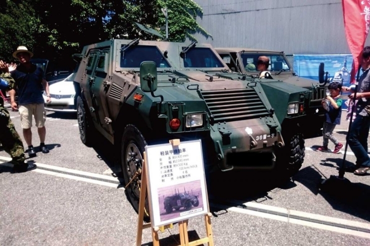 なんと自衛隊の装甲車の展示まで行われ、子どもたちやマニアたちなど、大人気でした。