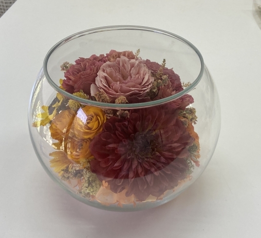 メインのダリア「ウェディングブーケ＆テーブル装花のボトルフラワーが完成しました～生花保存のボトルフラワーatelier4-flowers」