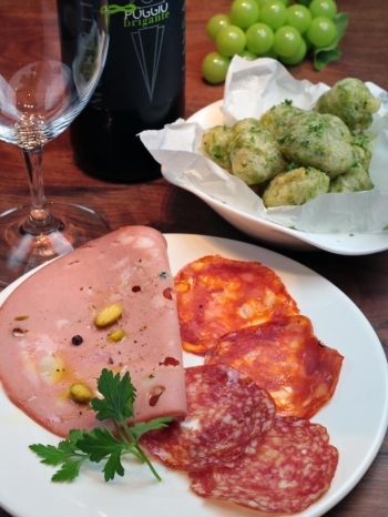 A-10 Pizzeria YUICIRO&A<br>イタリア産ハムとサラミの盛合せ、ナポリ郷土料理のゼッポリーニ（揚げピザ）から1品