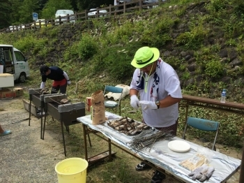 焼き場の前はあまりの暑さに汗がとまらないようです。