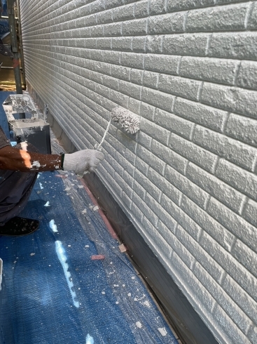外壁塗装　上塗り「作新建装　今週の施工」