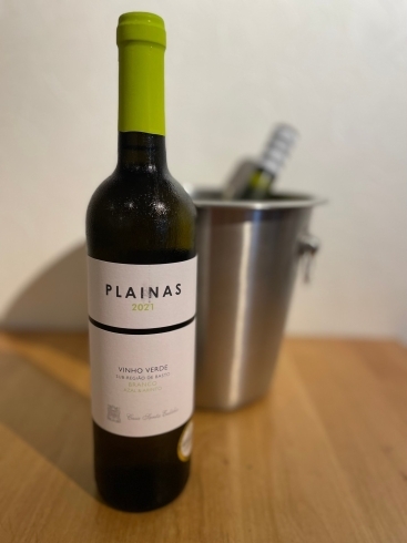 プライナス アサル アリント「人気の白ワイン「プライナス アサル アリント」と、マッチするおすすめ料理をご紹介🥂」