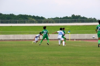 平岡選手がヘディングシュート