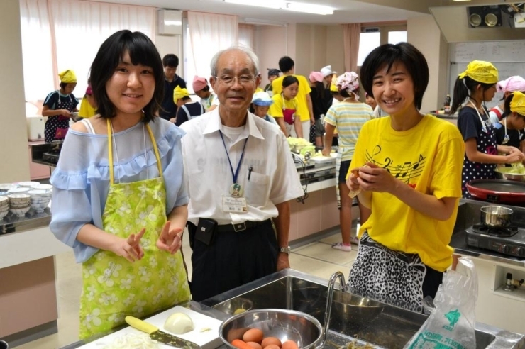 鈴の音の学生たちと地域教育支援コーディネーターの奥田さん。みんな楽しそうです！