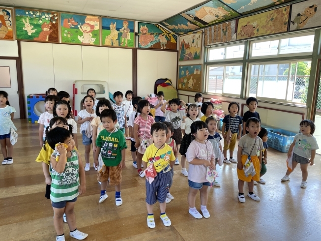 「本日は、塩川幼稚園２学期始業式！夏休みの思い出をいっぱいつめて、元気な姿で子ども達が登園してくれました☆」