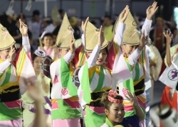 華やかな衣装に身を包む踊り手さん達