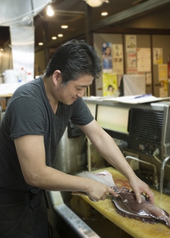 手早くあっという間に捌いていきます。「海鮮料理屋 大告丸」