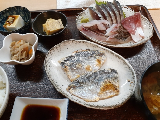 アジの塩焼き＋刺身盛り合わせ1900円「旬の魚、アジが入荷しました！」
