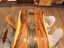 [まさに世界に1つのデザインのレジンテーブル]4人でゆったりお使いいただけるレジンテーブル、リバーテーブル、ダイニングテーブルのご紹介。札幌市清田区の家具の店、Ties interior。