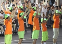 親子で踊る日野交通少年団の子供達