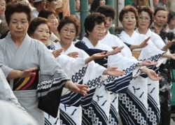 今熊太鼓に合わせて踊る民謡流し