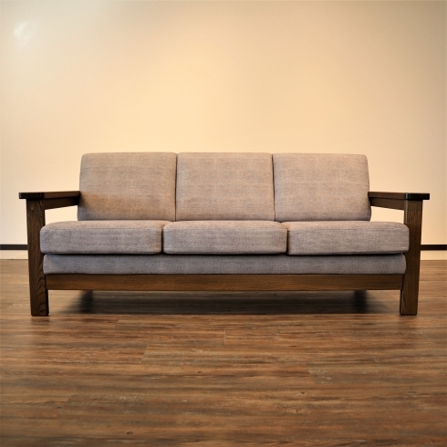 商品写真「[無垢材を使った木製の美しいデザインのソファ]のご紹介。札幌市清田区の家具の店、Ties interior。」