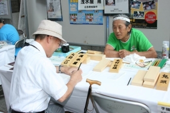 まずはお客さんに名前を書いてもらいます