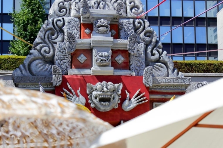 バリ島の寺院で良く見かける儀式門。バリ島の神様はゆるキャラ化していません。