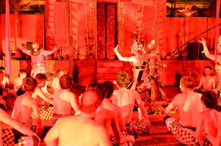 バリ島の呪術的合唱舞踊劇〈ケチャ〉