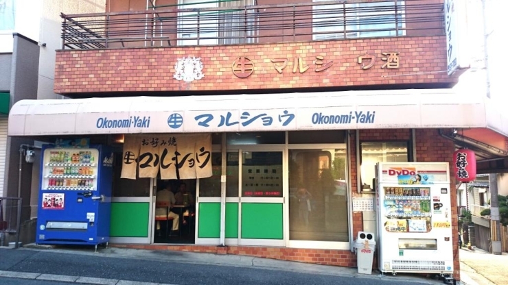 ぱっと見たらお好み焼き屋さんと思えない外観。昔はお酒屋さんだった様な看板も残っていたりして。。この暖簾が出てる時は営業中。