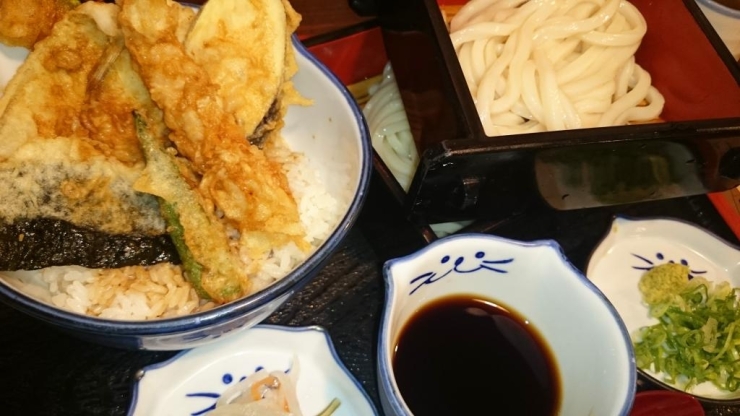 上天ぷら丼ランチ（うどんはざるうどん2枚）980円（税別）天ぷらは、海老・キス・蓮根・オクラ・カボチャ・ナス・海苔の７種。