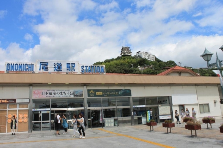 写真スポット探しは尾道駅前からスタート<br>夏休み中ということもあり観光客に交じって地図を見ながらの写真撮影