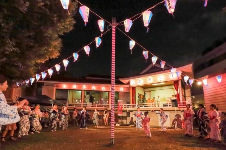 皆中稲荷神社境内の広場が盆踊り会場