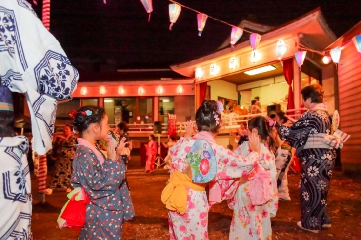 ちびっ子ゆかた祭りもあり、浴衣姿で参加する子供たちも多い