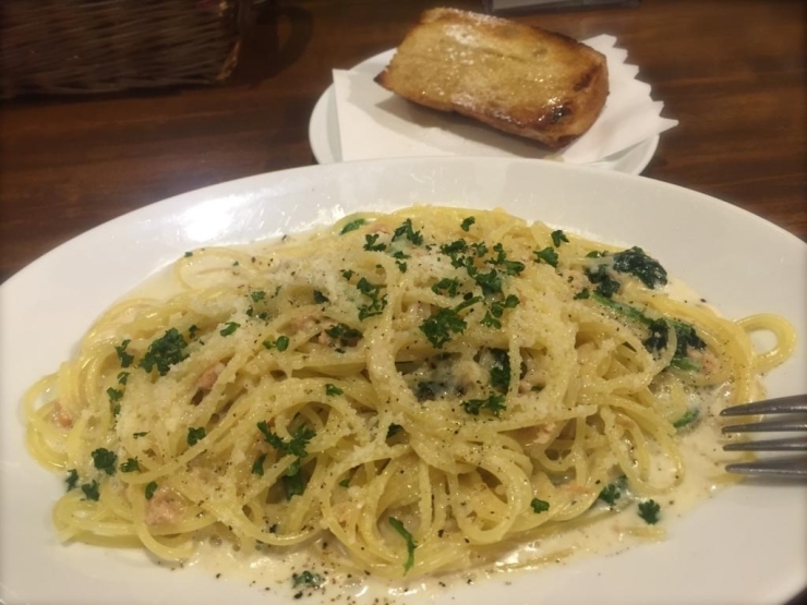 メインのパスタは「ほうれん草のクリームソース」<br>結局いつもクリームソースを選んでしまう。<br>バゲットは「はちみつ」で。