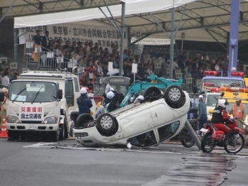 ガレキと放置車両を撤去して道路の復旧訓練。