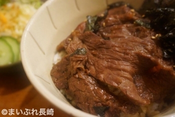 海苔をよけると、ご飯が隠れる程のお肉が。