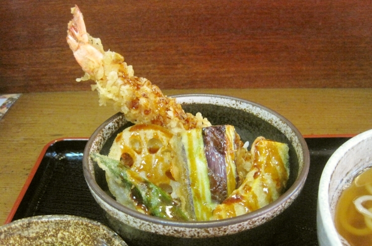 大きな海老がのっているミニ天丼は食べ応えバツグン！！