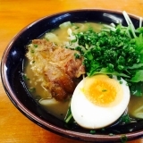 珍しい！地頭鶏スープのしょうゆラーメンにぷるっぷるの豚軟骨！