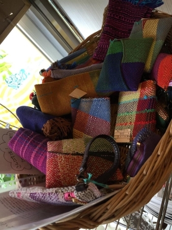 障がいを持った方が働いている『ワークショップ虹』さんが作ったさをり織という特別な糸で編んだ織物。またカミュゥさんのパンも特注でつくっていただいているそう。