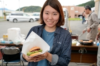 砂川地域おこし協力隊の鈴木さんと砂川ポークチャップ