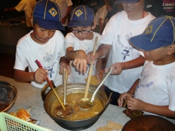 キャンプでは自分たちで食事の用意をします。美味しくできるかな?　失敗してもいい思い出♪