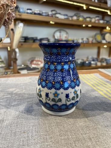 美しい青い花柄の爽やかな花瓶です。「ポーリッシュポタリーの花瓶✨【プレゼントにもぴったり！　安城市にあるポーランド食器ポーリッシュポタリーも扱う雑貨店　Ivyです　大人可愛い柄や色合いのマグカップやお皿は、食卓がさらに楽しくなります】」