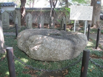 影向寺のいわれとなった霊石「影向石」。<br>石のくぼみには、今でも常に霊水がたたえられている。<br>（県指定重要文化財）